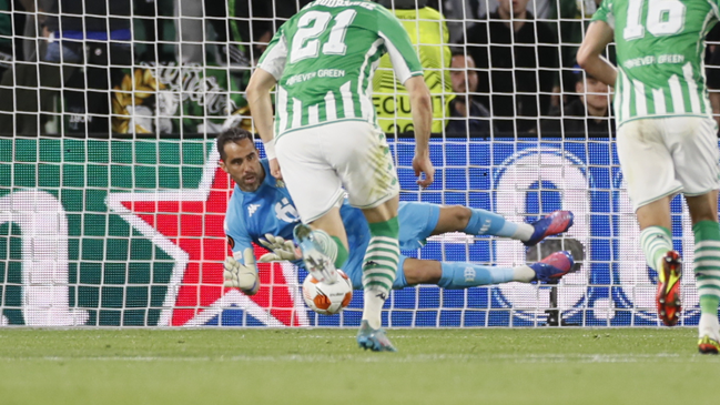 Claudio Bravo evitó una goleada: Betis cayó como local ante Eintracht Frankfurt en Europa League