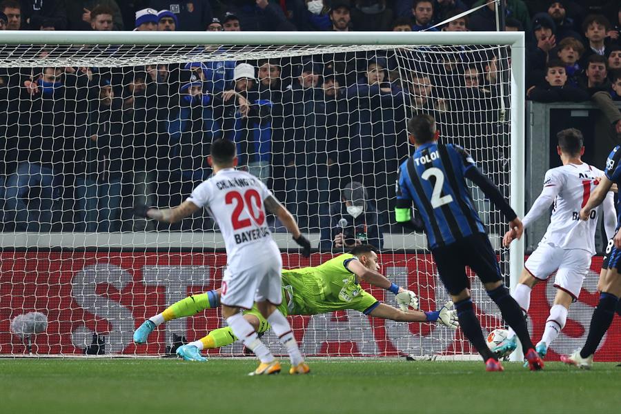 Bayer Leverkusen tropezó con Atalanta pese a golazo de Charles Aránguiz en la Europa League