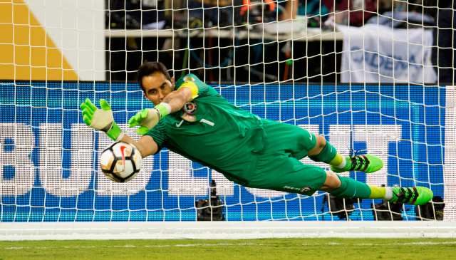 FIFA no incluyó a Claudio Bravo dentro de los mejores arqueros para las tandas de penales