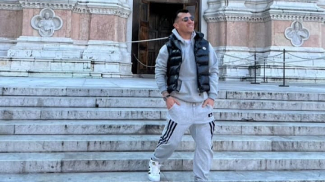 Gary Medel se lució “modelando” por las calles de Bolonia