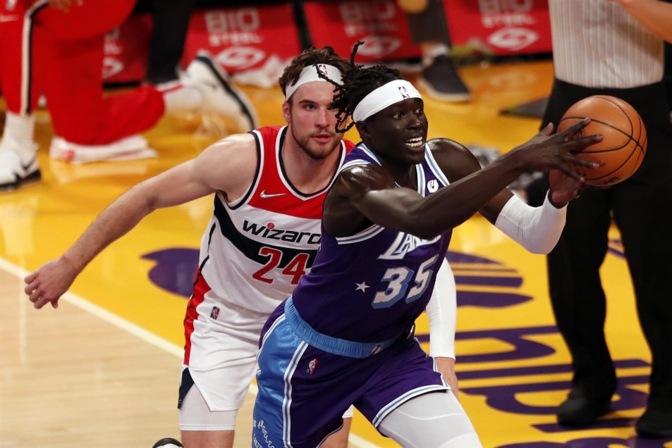 LeBron James anotó 50 puntos para mantener a los Lakers con vida