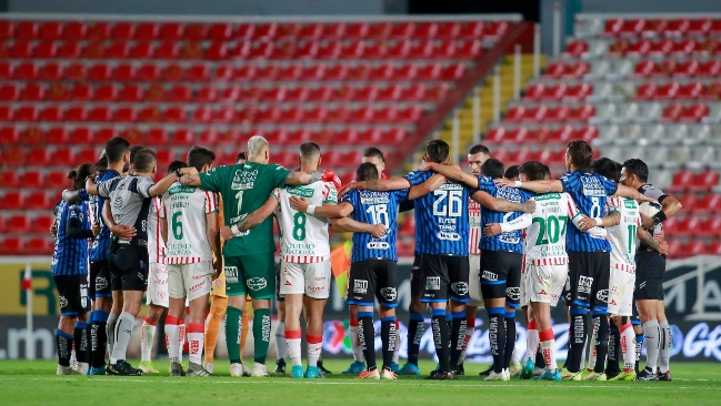 Jugadores de Necaxa y Querétaro interrumpieron partido para hacer un círculo por la paz