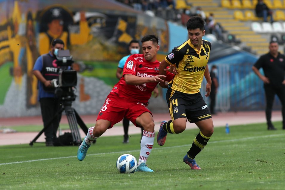 Ñublense aprovechó un acierto de Federico Mateos y sigue como líder