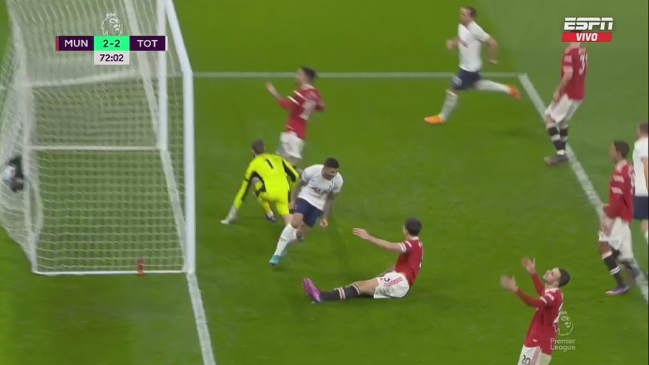 El criticable gesto de Cristian Romero a Harry Maguire tras marcar un autogol