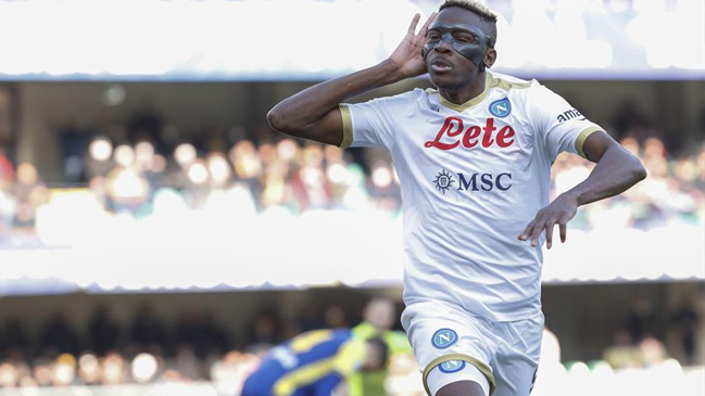 Napoli venció a domicilio a Hellas Verona y desplazó a Inter de Milán como escolta