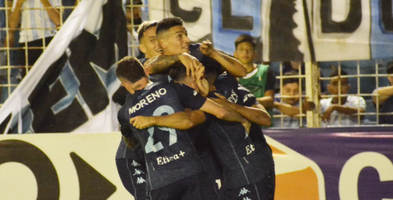 Carlos Alcaraz sorprendió con golazo de tiro libre en triunfo de Racing sobre Atlético Tucumán