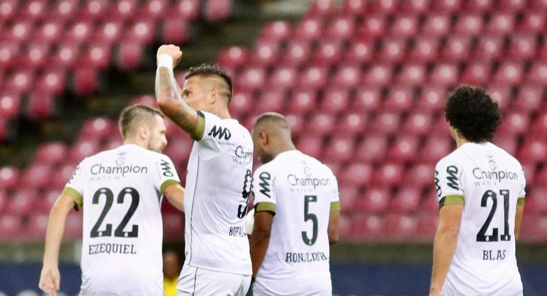 ¡El show del Búfalo! El triplete de Javier Parraguez en la goleada de Sport Recife