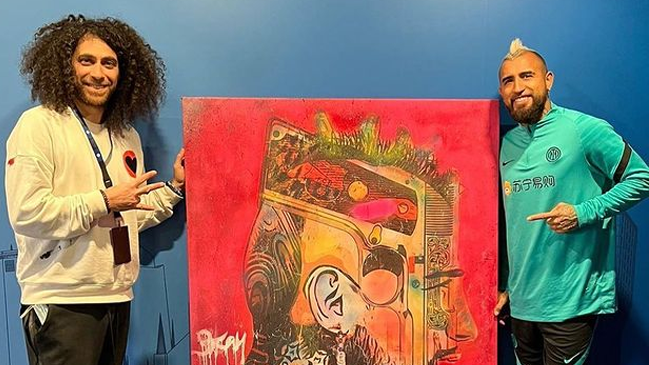 Arturo Vidal recibió como regalo un costoso retrato hecho por artista turco