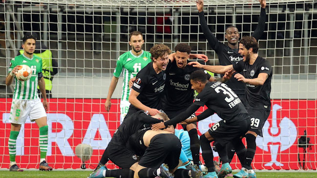 “Por no poner a Bravo”: Hinchas apuntaron a error de Rui Silva en eliminación de Betis