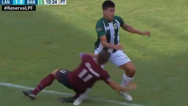 Terrible e insólito: Futbolista fracturó a rival por accidente y terminó expulsado