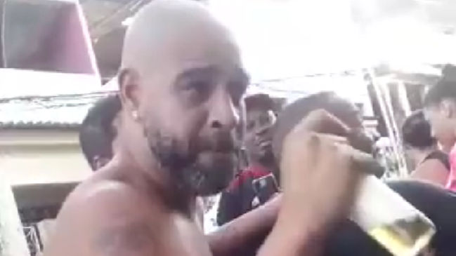 El “Emperador” Adriano fue captado bebiendo arriba de una moto en una favela en Brasil
