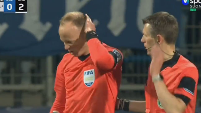 Partido de Bochum y Borussia Monchengladbach fue suspendido por agresión a un juez de línea