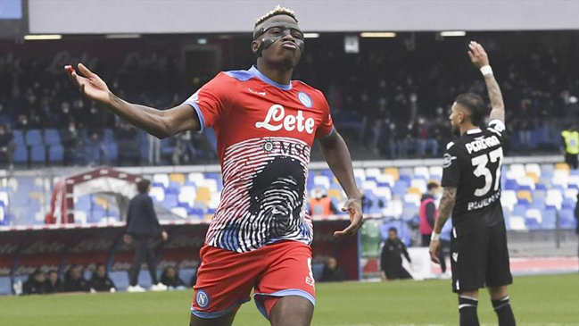 Napoli remontó ante Udinese con doblete de Osimhen para meter presión en la punta de la Serie A