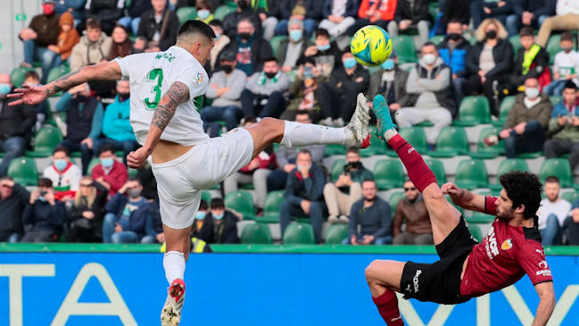 Enzo Roco sufrió con un gol anulado en derrota de Elche ante Valencia en la liga española