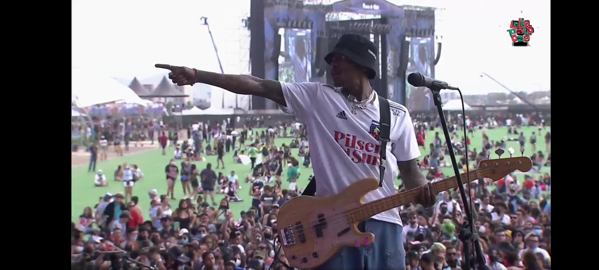 Bajista de Turnstile sorprendió vistiendo camiseta de Colo Colo en Lollapalooza