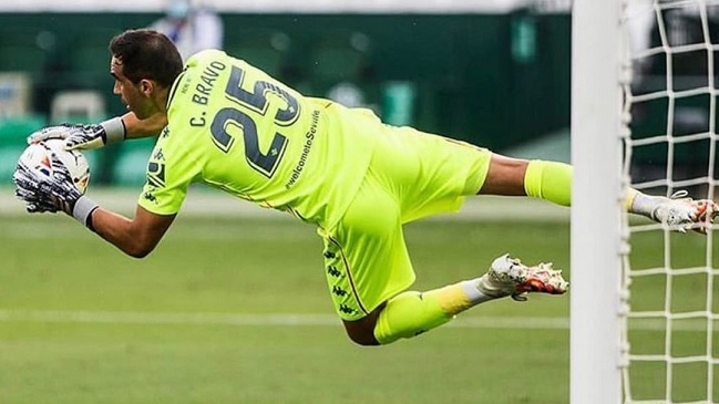 Claudio Bravo renovará una temporada más su contrato con Real Betis