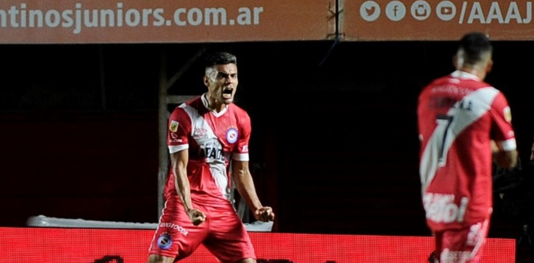 Argentinos Juniors derrotó a Vélez Sarsfield con un derechazo de Fausto Vera
