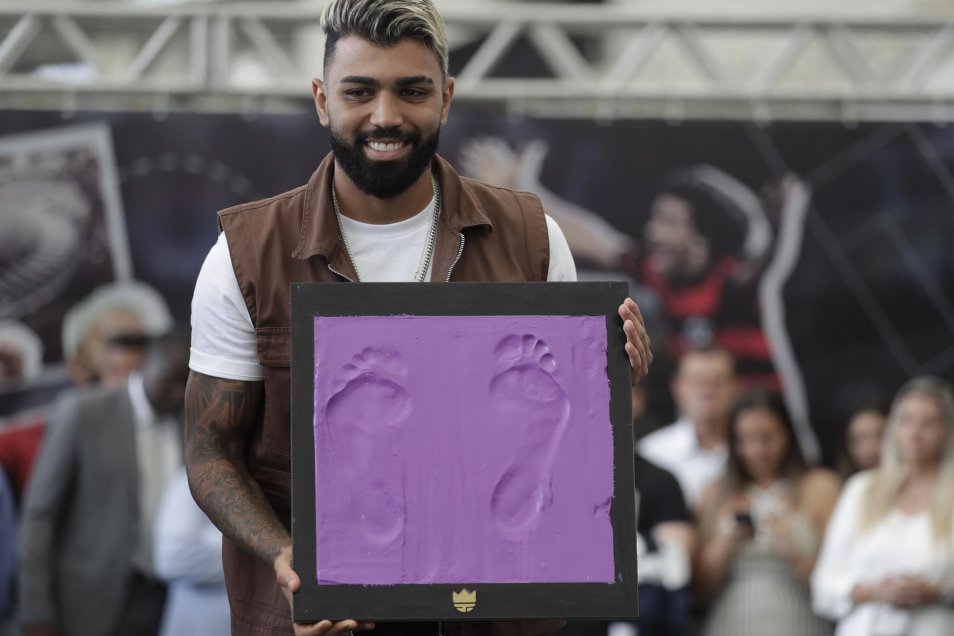 Gabigol dejó sus huellas en la Calzada de la Fama del Maracaná