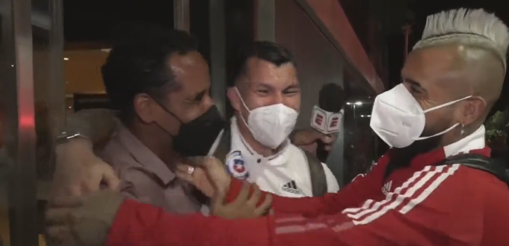 ¡Emotivo! Jean Beausejour y Mauricio Pinilla recibieron a La Roja en su llegada a Río de Janeiro