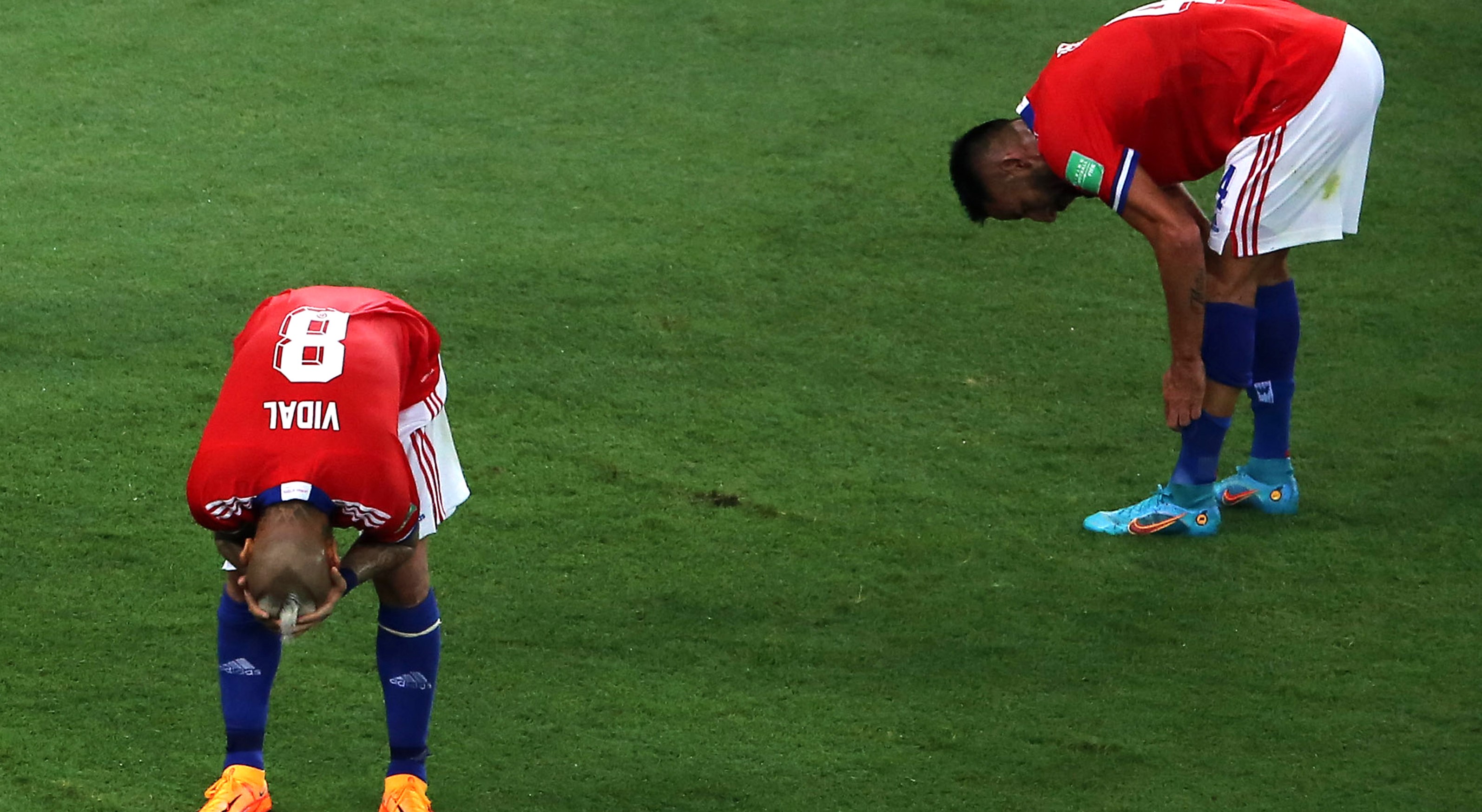 ¡Increíble! El VAR desestimó una mano de Montecinos, pero igual anuló gol de Vidal por offside
