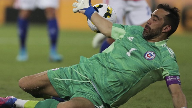 Claudio Bravo fue amonestado ante Brasil y se pierde el partido con Uruguay