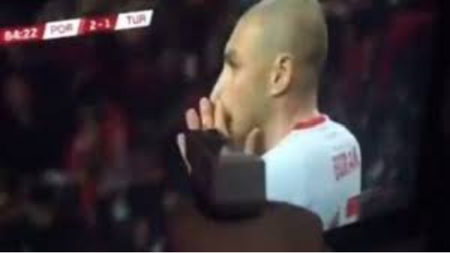 ¡Explotó! Hincha turco disparó a su televisor tras penal errado en el repechaje frente a Portugal