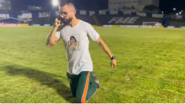 Joven DT cruzó la cancha de rodillas tras llevar a su equipo a una inédita final en Brasil