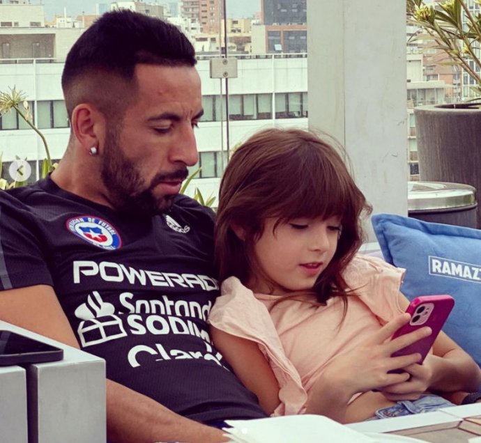 La alegría de Mauricio Isla junto a su hija Martina en la previa del choque con Uruguay