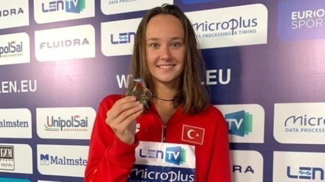 Nadadora de origen ucraniano pisó bandera rusa y provocó reacción del Kremlin