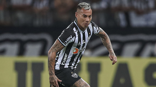 Presidente de Atlético Mineiro puso una condición económica para renovar a Eduardo Vargas