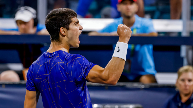 Carlos Alcaraz tumbó a Stefano Tsitsipas y se instaló en cuartos de final del Masters de Miami