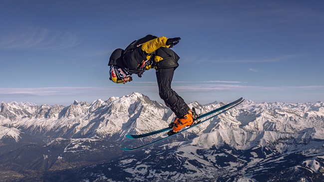 Francés Fred Fugen combinó varias disciplinas extremas al saltar desde un globo aerostático