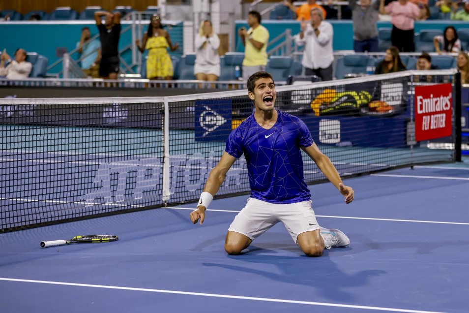 La emoción de Carlos Alcaraz tras vencer en una batalla a Kecmanovic en el Masters de Miami