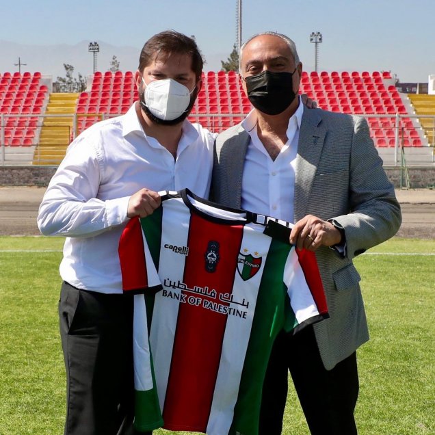 Palestino regaló camisetas al Presidente Boric y a las Ministras de la Mujer y del Deporte