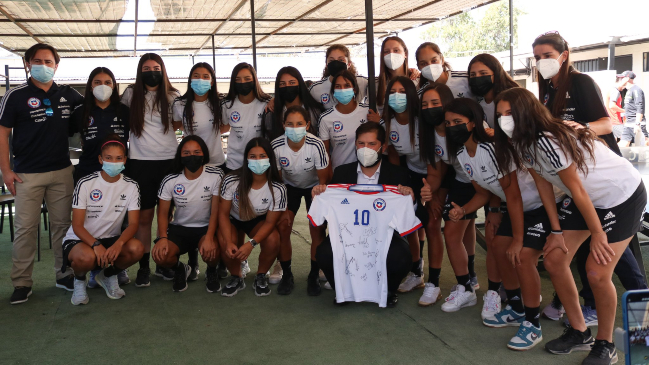 Presidente Boric compartió con La Roja Femenina sub 17 que clasificó al Mundial