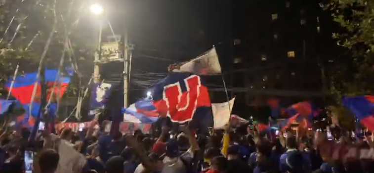Universidad de Chile recibió apoyo en masivo banderazo previo al clásico estudiantil