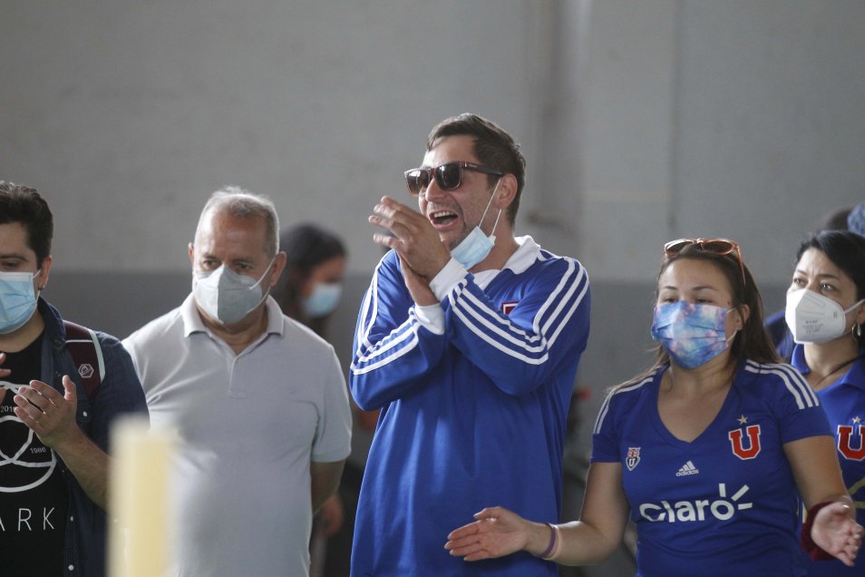 El emotivo velorio de Leonel Sánchez: Hinchas y ex futbolistas llegaron a Recoleta a despedirse