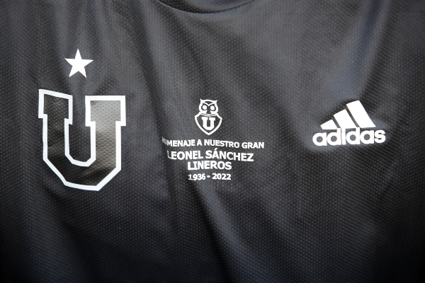 Emotivo: Jugadores de la U salieron con camisetas negras y un lienzo en honor a Leonel Sánchez