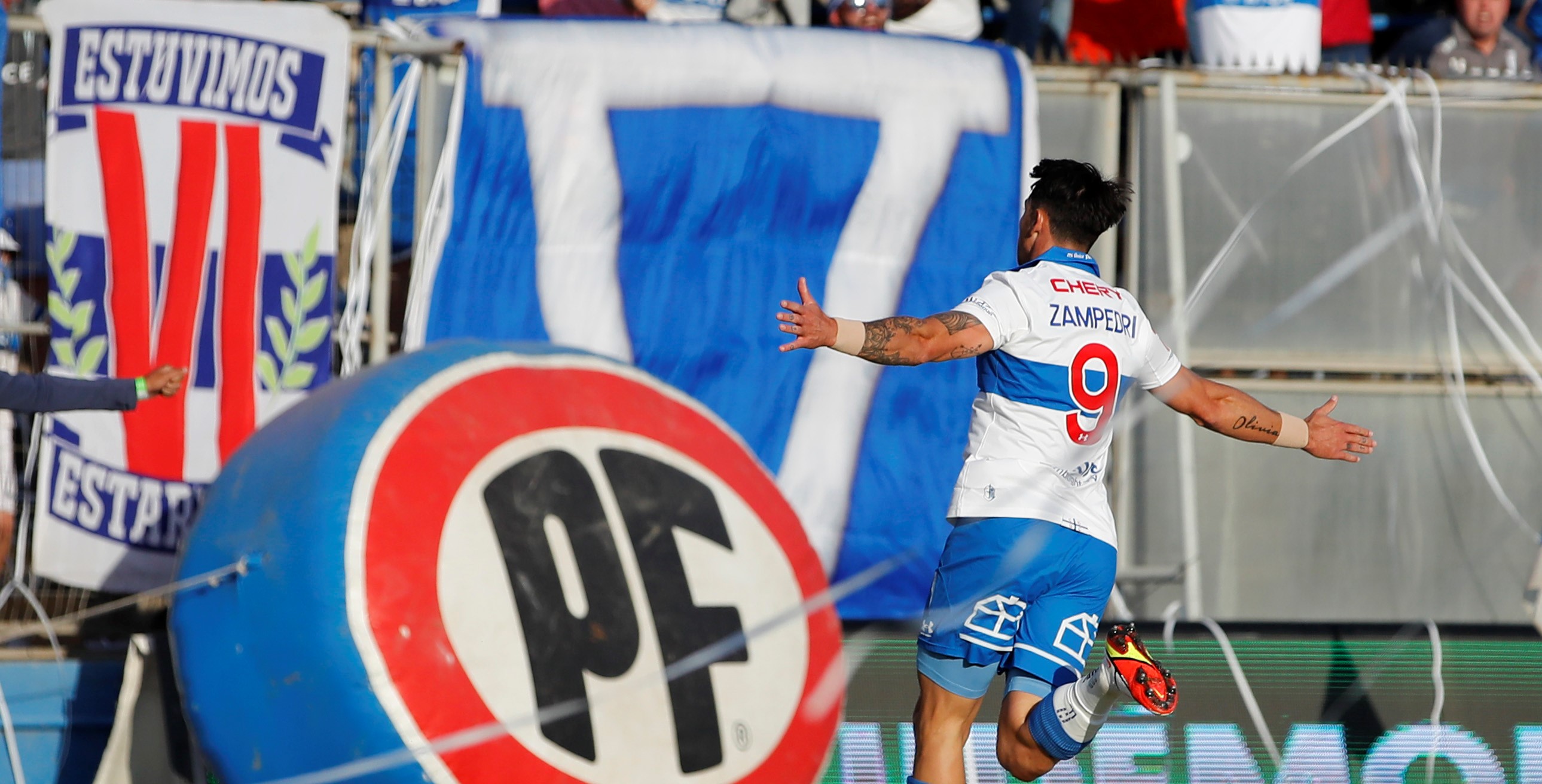 Universidad Católica golpeó primero a la U con un tremendo cabezazo de Zampedri