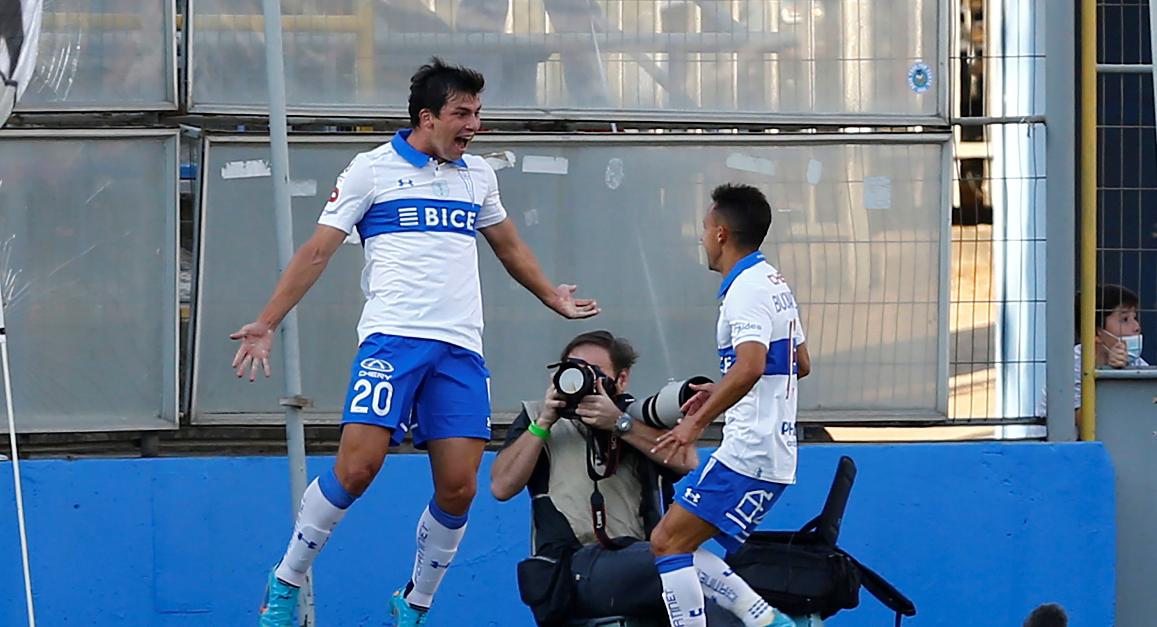 Gonzalo Tapia aprovechó un “regalo” de José María Carrasco para aumentar la ventaja de la UC ante la U