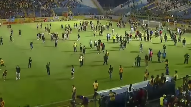 Invasión de hinchas a la cancha obligó la suspensión de clásico en Honduras