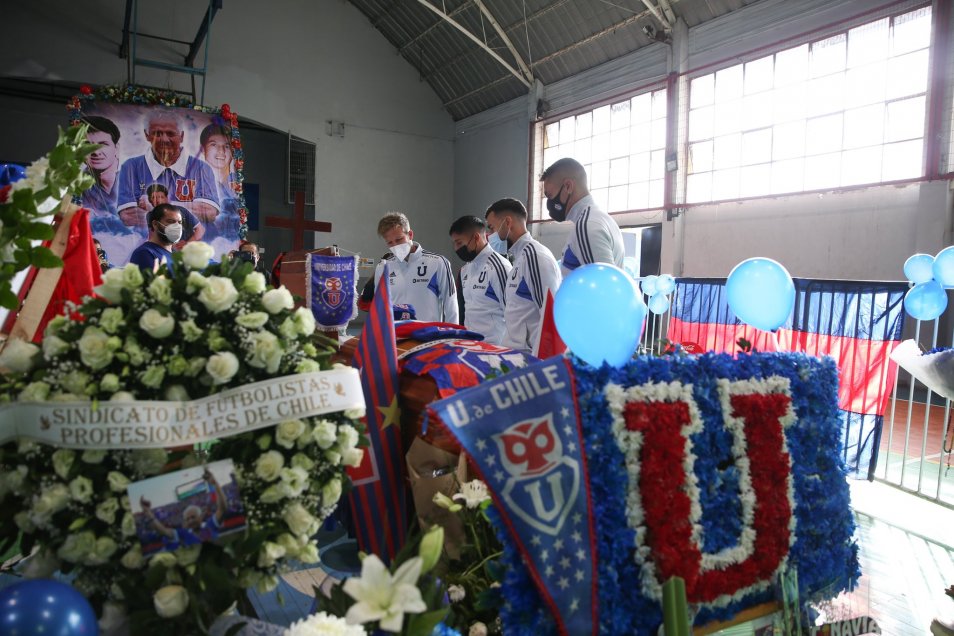 Felipe Seymour encabezó grupo de jugadores de la U que llegaron al velorio de Leonel Sánchez