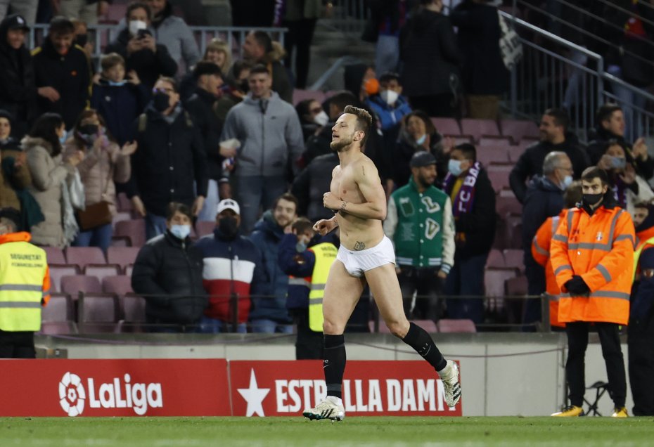 Ivan Rakitic quedó en calzoncillos en su regreso a Barcelona tras regalar gran parte de su ropa a hinchas