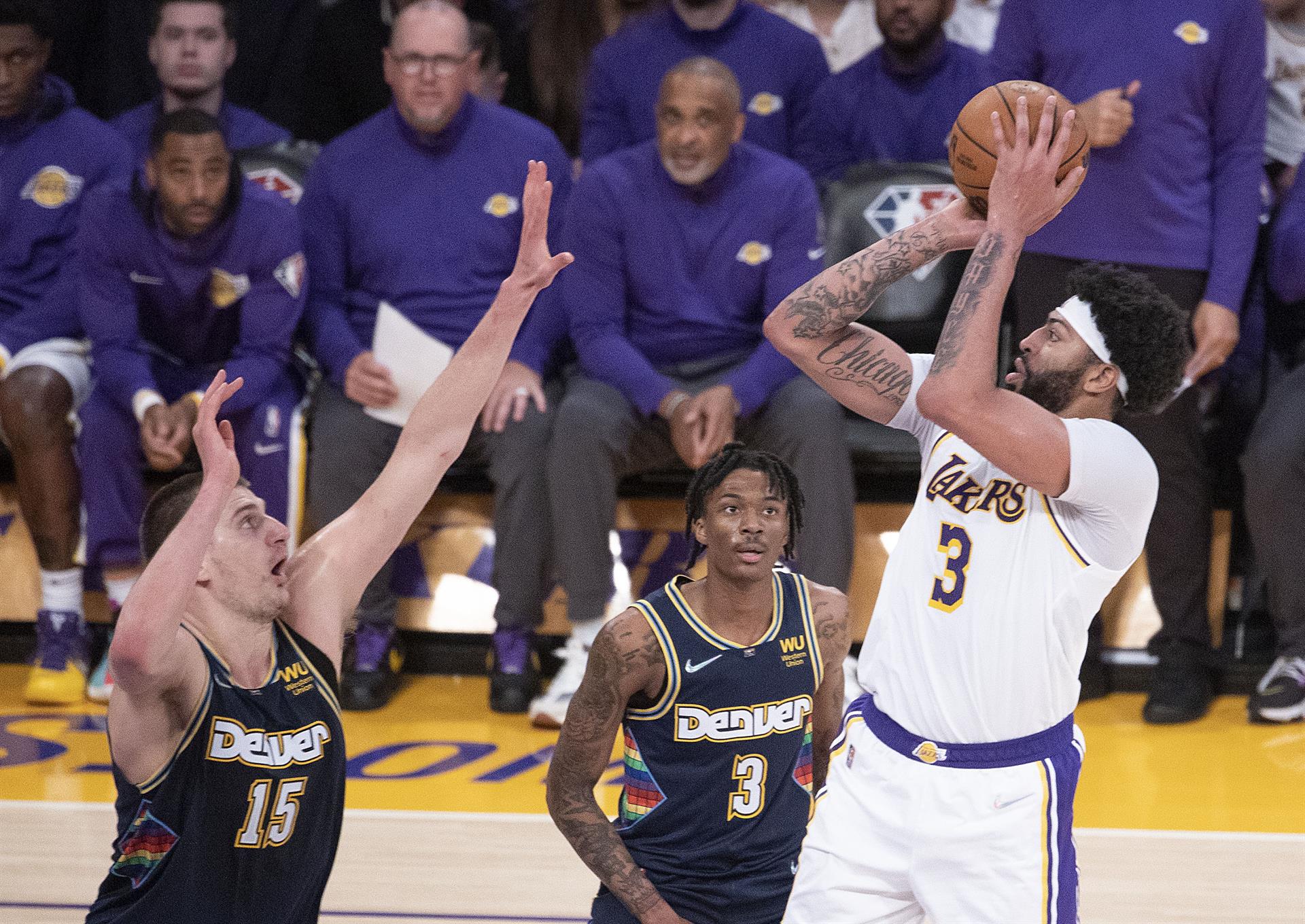 Los Lakers perdió ante Denver Nuggets y peligra su clasificación a los playoffs en la NBA