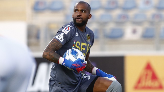 El viral puñetazo en el rostro del arquero Luis Mejía a Benjamín Galdames