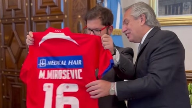 Alberto Fernández le obsequió una camiseta de Argentinos Juniors al Presidente Gabriel Boric