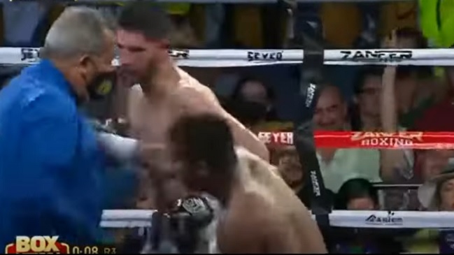 Juez de boxeo debió ser retirado en camilla tras recibir un golpe