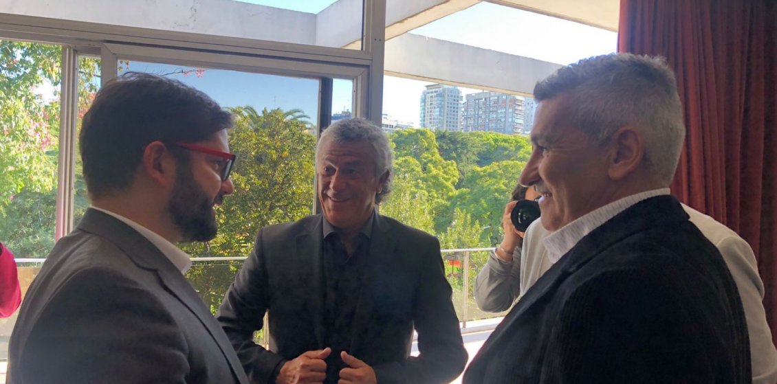 Boric mostró su lado más hincha y compartió con “Beto” Acosta, “Pipo” Gorosito y Sergio Vázquez