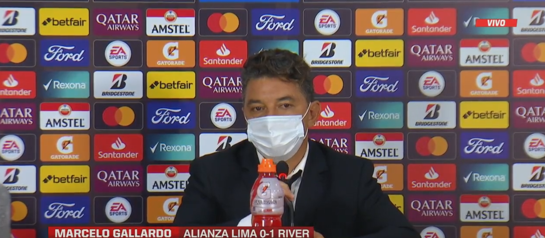 Gallardo se molestó con periodista en rueda de prensa: “Te estoy contestando y miras para otro lado”