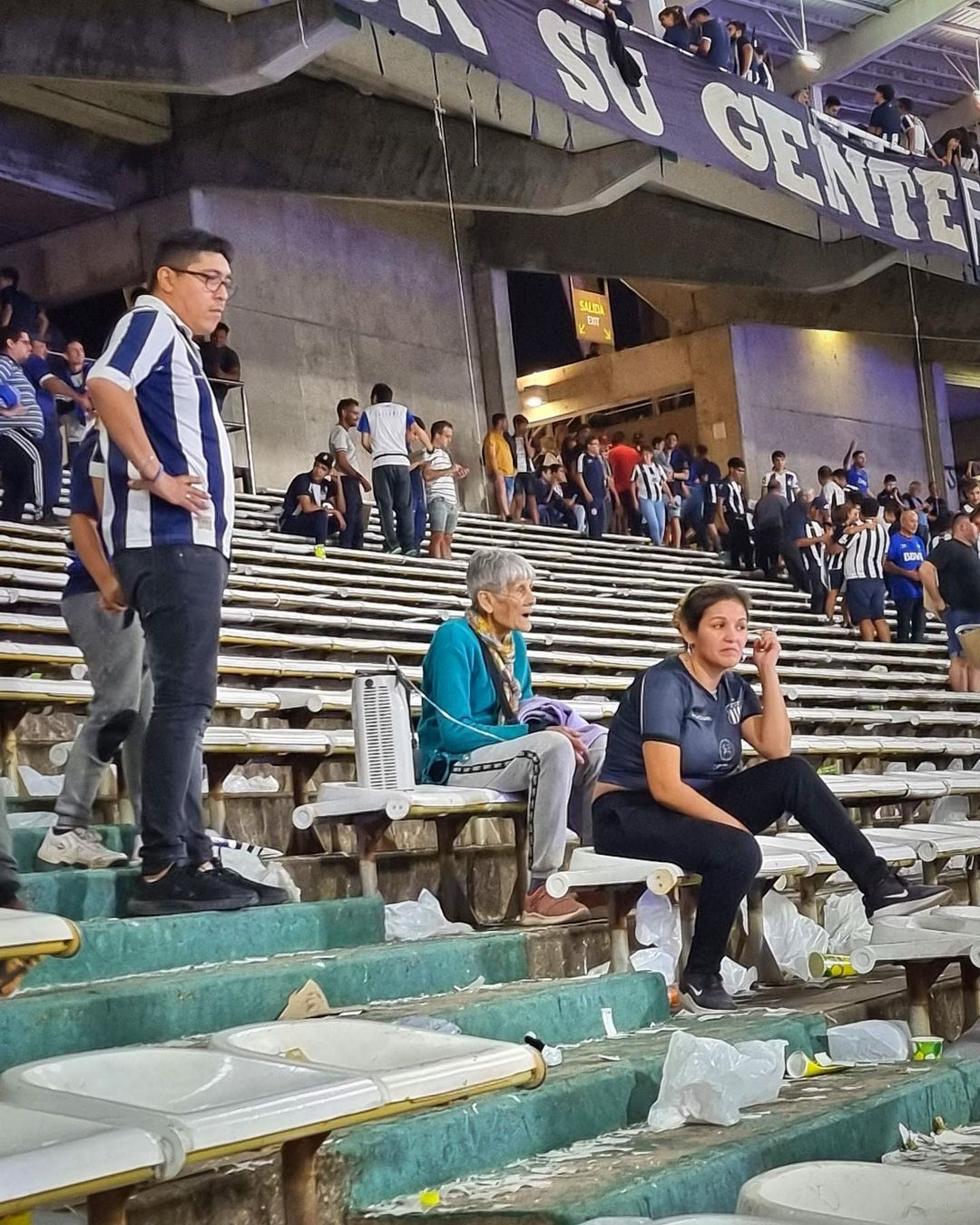 ¡Amor incondicional! Anciana alentó en el estadio a Talleres ante la UC con tanque de oxígeno